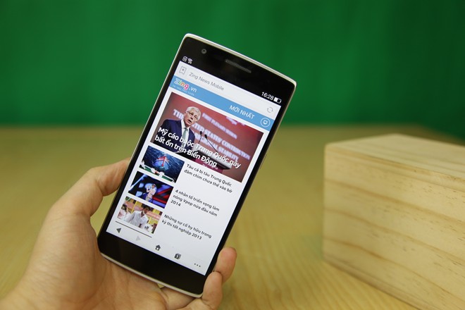 One Plus One l&agrave; chiếc smartphone c&oacute; m&agrave;n h&igrave;nh lớn với c&oacute; gi&aacute; rẻ bất ngờ của One Plus