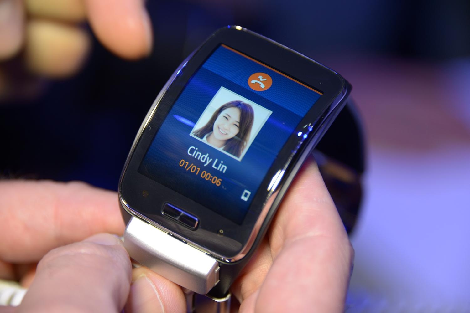Samsung Gear S l&agrave; mẫu đồng hồ th&ocirc;ng minh gi&aacute; rẻ với m&agrave;n h&igrave;nh cong, khả năng hoạt động độc lập kh&ocirc;ng cần smartphone