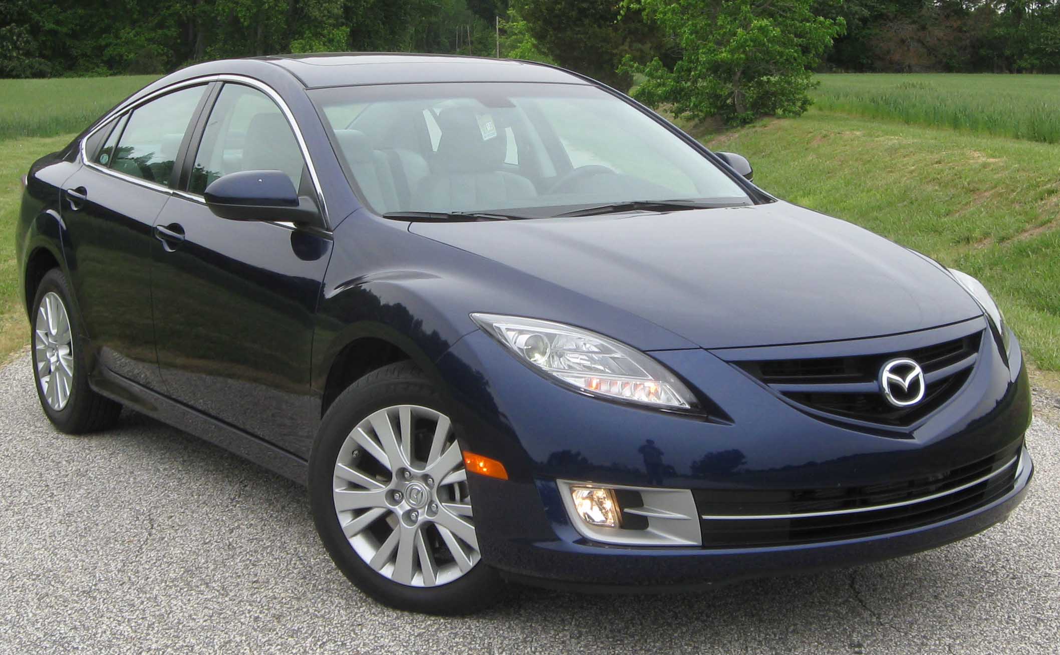 Mazda6 nổi bật với thiết kế mượt m&agrave;, lịch l&atilde;m, trẻ trung; sở hữu loạt c&ocirc;ng nghệ mới v&agrave; tiết kiệm nhi&ecirc;n liệu