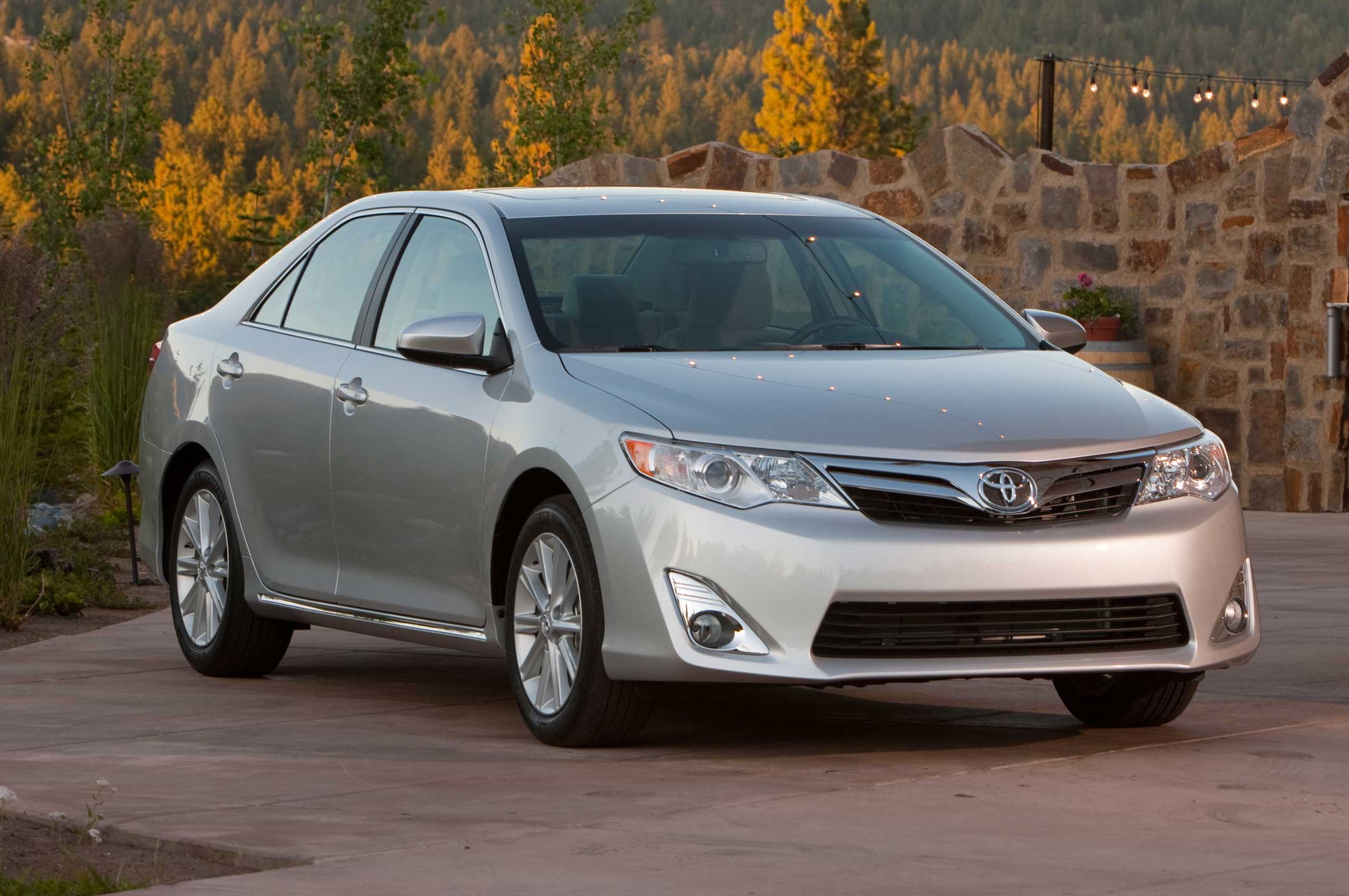 &Ocirc; t&ocirc; gi&aacute; rẻ Toyota Camry 2014 l&agrave; một lựa chọn tốt cho c&aacute;c gia đ&igrave;nh