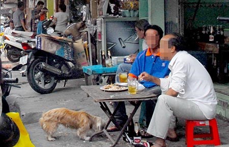Theo dự thảo nghị định quản l&yacute; sản xuất, kinh doanh bia do Bộ C&ocirc;ng thương đưa ra, tới đ&acirc;y sẽ cấm b&aacute;n bia tr&ecirc;n vỉa h&egrave;. 