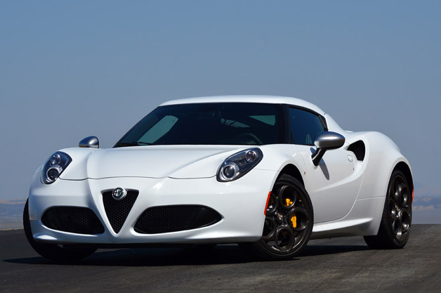 Alfa Romeo 4C: Được đánh giá là mẫu xe thể thao đẹp nhất trong phân khúc hiện nay, chiếc xe mang đậm phong cách Italia này nhận được rất nhiều sự quan tâm từ phía người tiêu dùng.