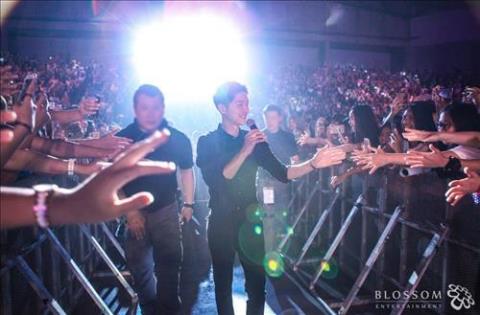 Diễn vi&ecirc;n Song Joong Ki ch&agrave;o người h&acirc;m mộ tại s&acirc;n vận động Thunder Dome