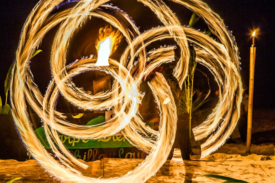 Poi là điệu nhảy truyền thống của người Maori (Newzealand) nhưng nó khá phổ biển ở các bãi biển của Thái Lan.