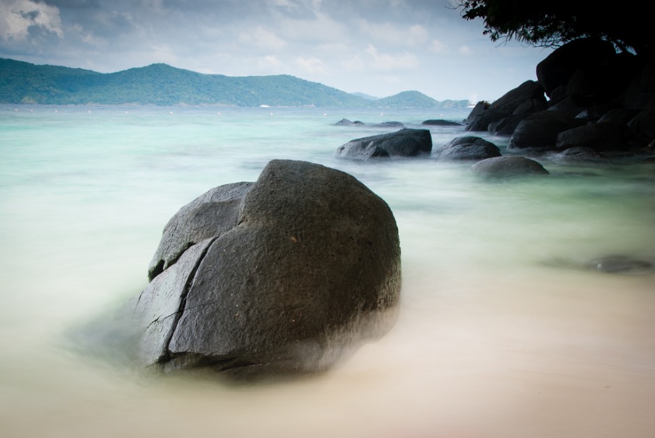 Khao Lak là một thị trấn nghỉ mát ở tỉnh Phang Nga trên phía tây biển Andaman bờ biển miền nam Thái Lan. Bãi biển cực sạch và có nhiều điểm view hoàn hảo để ngắm mặt trời lặn.