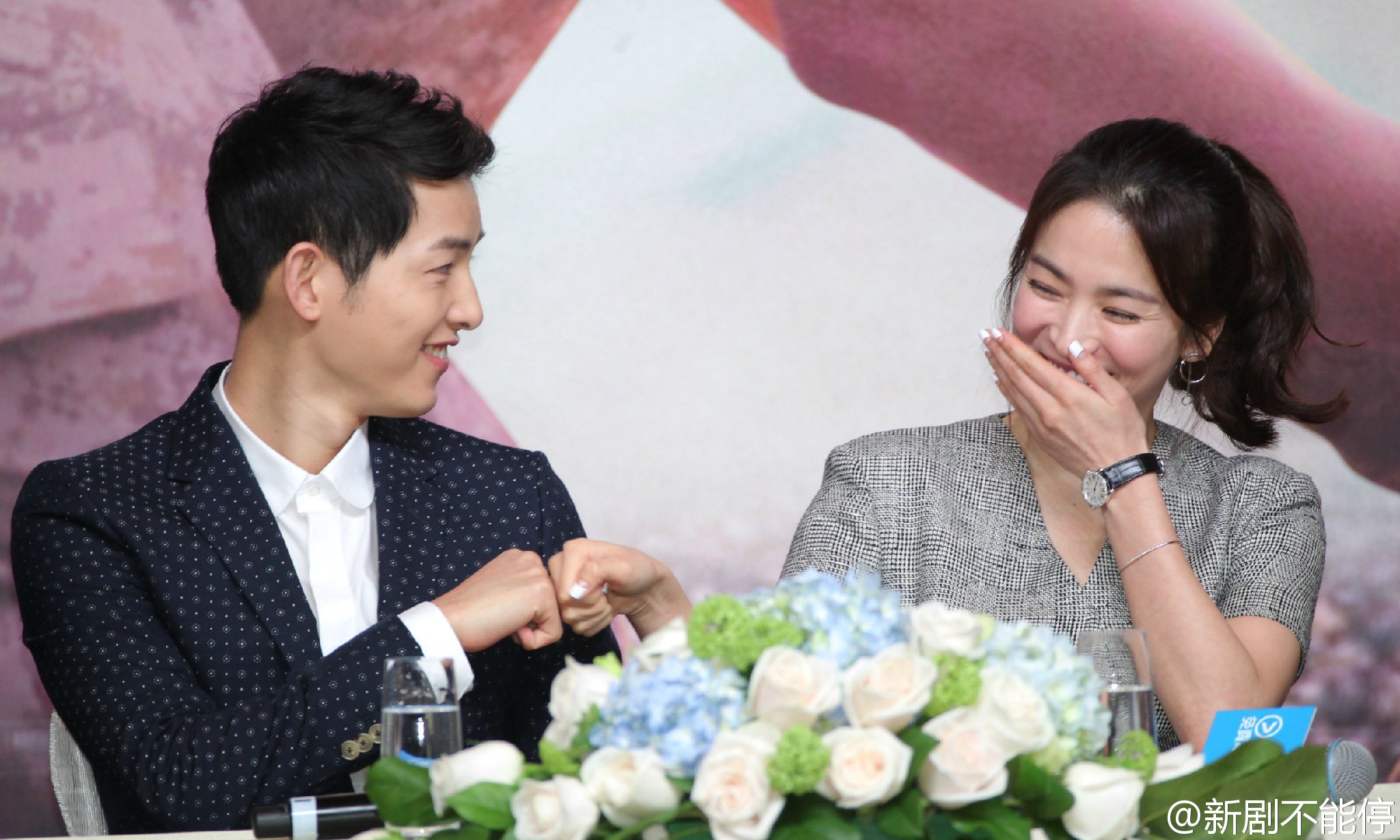 Diễn vi&ecirc;n Song Joong Ki v&agrave; Song Hye Kyo quảng b&aacute; phim ở Trung Quốc