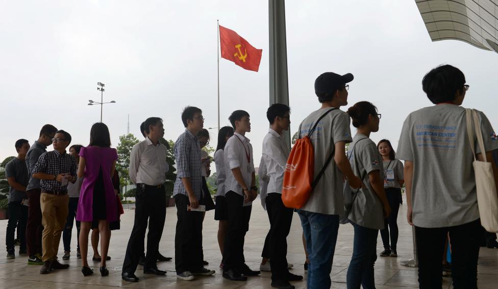 Dòng người xếp hàng để vào nghe bài phát biểu của Tổng thống Mỹ tại Trung tâm hội nghị Quốc gia (Hà Nội)