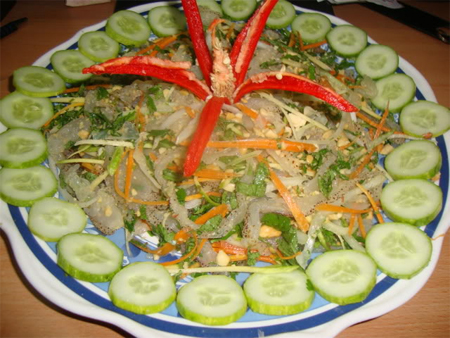 Không chỉ vậy, sứa thật còn có hương vị thơm ngon, lại rất giòn, không bị cứng, không quá dai, khi nhai còn phát ra âm thanh sần sật. Ảnh: Dân trí