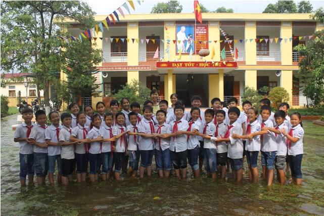 Những nụ cười tươi rói của cô trò trong bức ảnh kỷ yếu độc đáo
