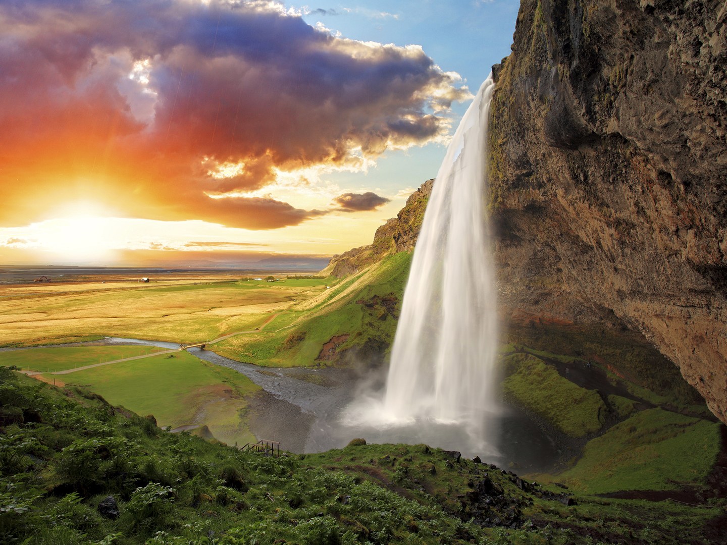 Thác Seljialandsfoss nằm giữa hai thành phố Selfoss and Skógafoss của Iceland với dòng nước đổ xuống từ độ cao 60 m vào một hồ nước nhỏ trong xanh ở phía dưới tạo nên một khung cảnh rất tuyệt vời. Vào mùa đông Seljalandsfoss trở thành một thác băng vô cùng tráng lệ. 