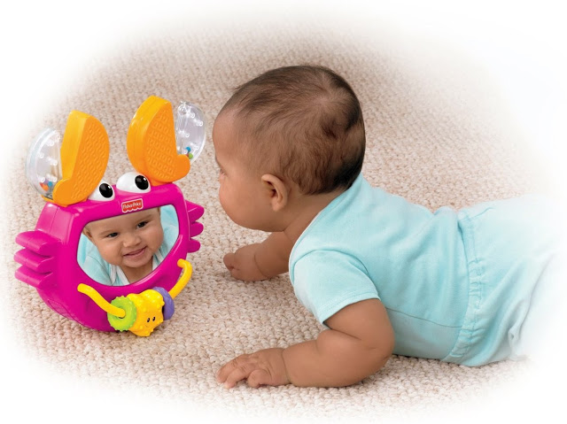 C&aacute;c mẹ c&oacute; thể lựa chọn gương baby l&agrave;m đồ chơi cho b&eacute; 2 th&aacute;ng tuổi