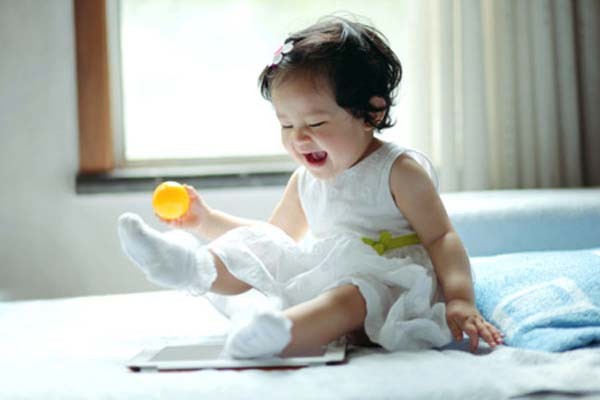 Đồ chơi cho b&eacute; 12 th&aacute;ng tuổi c&oacute; thể l&agrave; những quả b&oacute;ng mềm mại