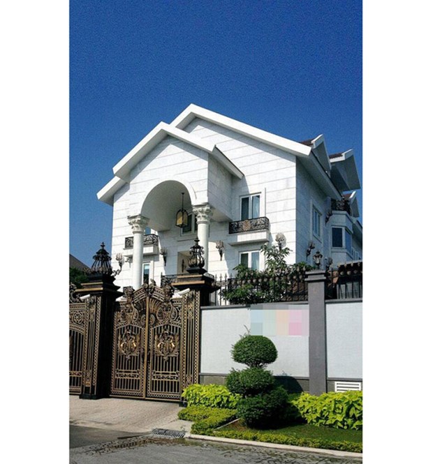 Tọa lạc ở một vị trí cực đẹp và yên tĩnh, căn biệt thự màu trắng của Đăng ký và nhận 60K 24 bao lì xì miễn phí mỗi ngày nhà chồng 'ngọc nữ' Hà Tăng nổi bật hẳn so với những căn hộ khác nhờ kiến trúc xa hoa, độc đáo nhưng không kém phần tinh tế.