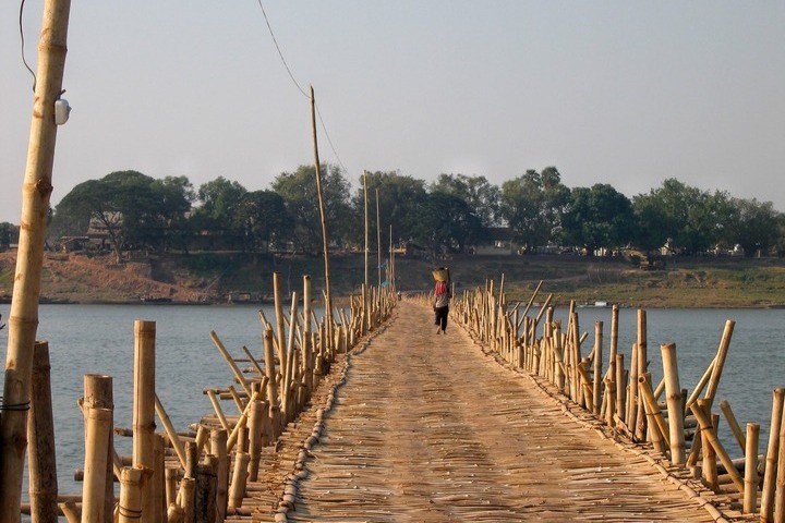 Kampong Cham (Campuchia) được biết như một vùng trũng hẻo lánh của sông Me Kong với các ‘sản vật’ nổi bật là cầu tre, đồ gốm và đền Wat Nokor. Kampong Cham (Campuchia) được biết như một vùng trũng hẻo lánh của sông Me Kong với các ‘sản vật’ nổi bật là cầu tre, đồ gốm và đền Wat Nokor.