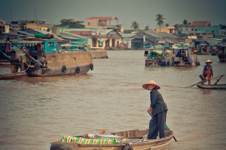 Giao thông trên vùng sông nước Me Kong hết sức nhẹ nhàng, chậm rãi. Ở đây có các thuyền nhỏ chở hàng hóa buôn bán tại chỗ, đặc biệt nhộn nhịp tại Châu Đốc và Sài Gòn. Giao thông trên vùng sông nước Me Kong hết sức nhẹ nhàng, chậm rãi. Ở đây có các thuyền nhỏ chở hàng hóa buôn bán tại chỗ, đặc biệt nhộn nhịp tại Châu Đốc và Sài Gòn.