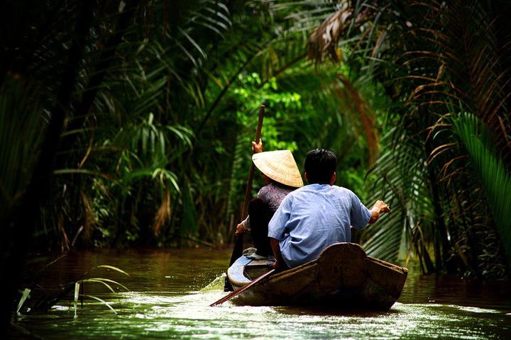 Nếu muốn được luồn lách trên vùng sông Me Kong, lựa chọn tốt nhất là một chiếc thuyền nhỏ và một người dân bản địa để có cái nhìn thật nhất về cuộc sống nơi đây. Nếu muốn được luồn lách trên vùng sông Me Kong, lựa chọn tốt nhất là một chiếc thuyền nhỏ và một người dân bản địa để có cái nhìn thật nhất về cuộc sống nơi đây.