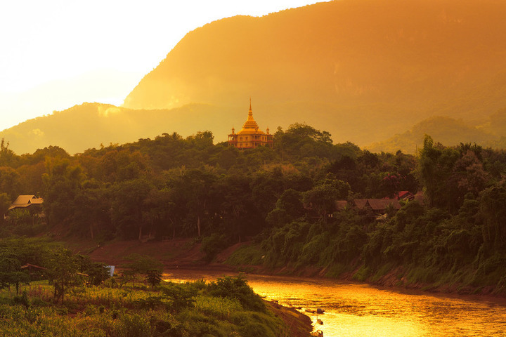 Luang Prabang được xem như một điểm du lịch hấp dẫn, giá rẻ khi đến Lào. Nằm lặng lẽ bên dòng sông Me Kong hiền hòa, Luang Prabang là lựa chọn lý tưởng cho những người ưa sự thanh thản và cổ kính. Luang Prabang được xem như một điểm du lịch hấp dẫn, giá rẻ khi đến Lào. Nằm lặng lẽ bên dòng sông Me Kong hiền hòa, Luang Prabang là lựa chọn lý tưởng cho những người ưa sự thanh thản và cổ kính.