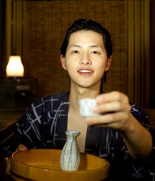 Song Joong Ki trong bức hình này cũng không khác mọi người bình thường là bao với khuôn mặt trắng bệch, kém sức sống. Song Joong Ki trong bức hình này cũng không khác mọi người bình thường là bao với khuôn mặt trắng bệch, kém sức sống.