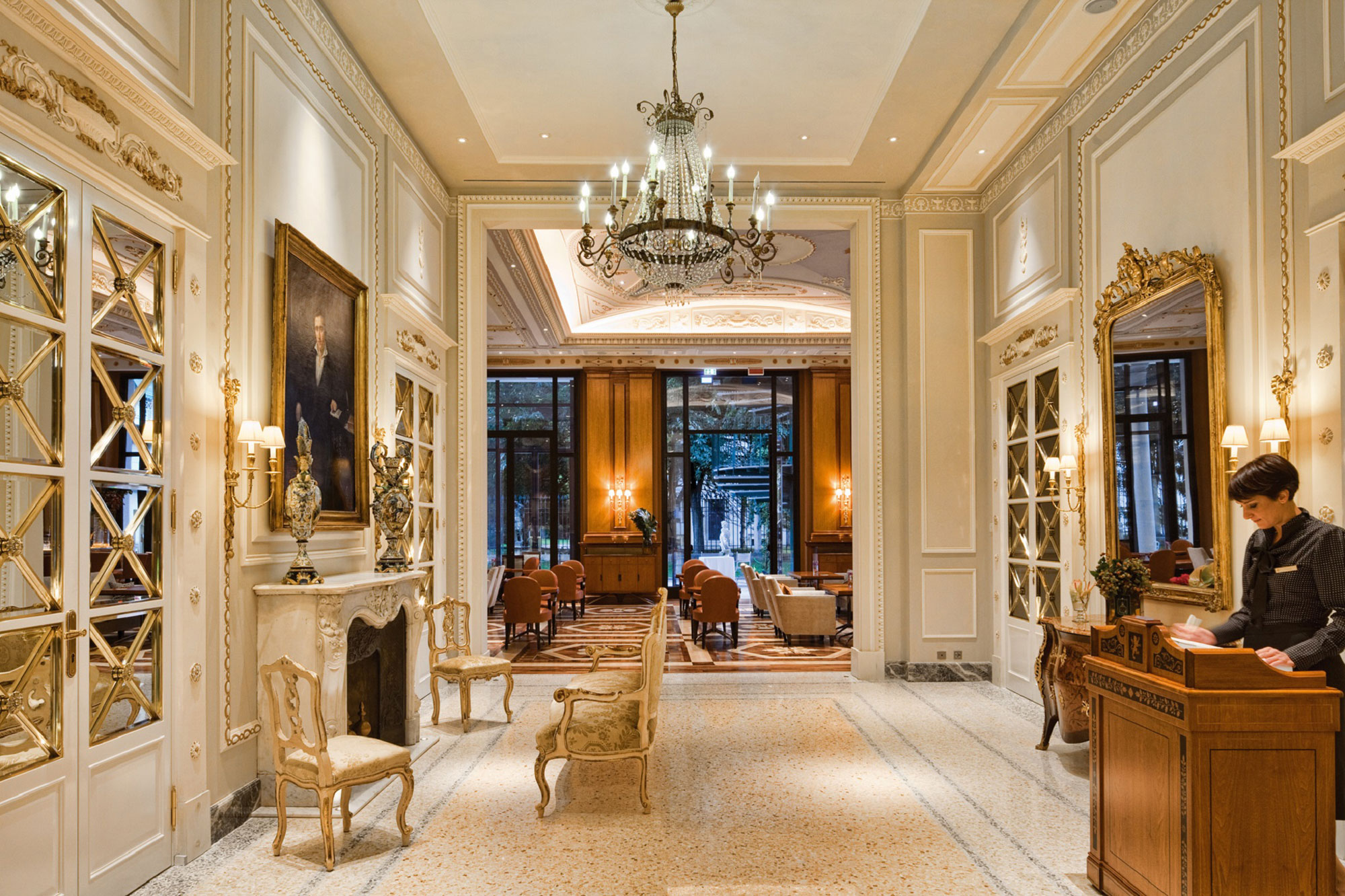 Khách sạn Palazzo Parigi mang đậm phong cách kiến trúc Milan vào những năm 1930 với phần sảnh được lát đá cẩm thạch và đèn chùm thiết kế tinh xảo. 