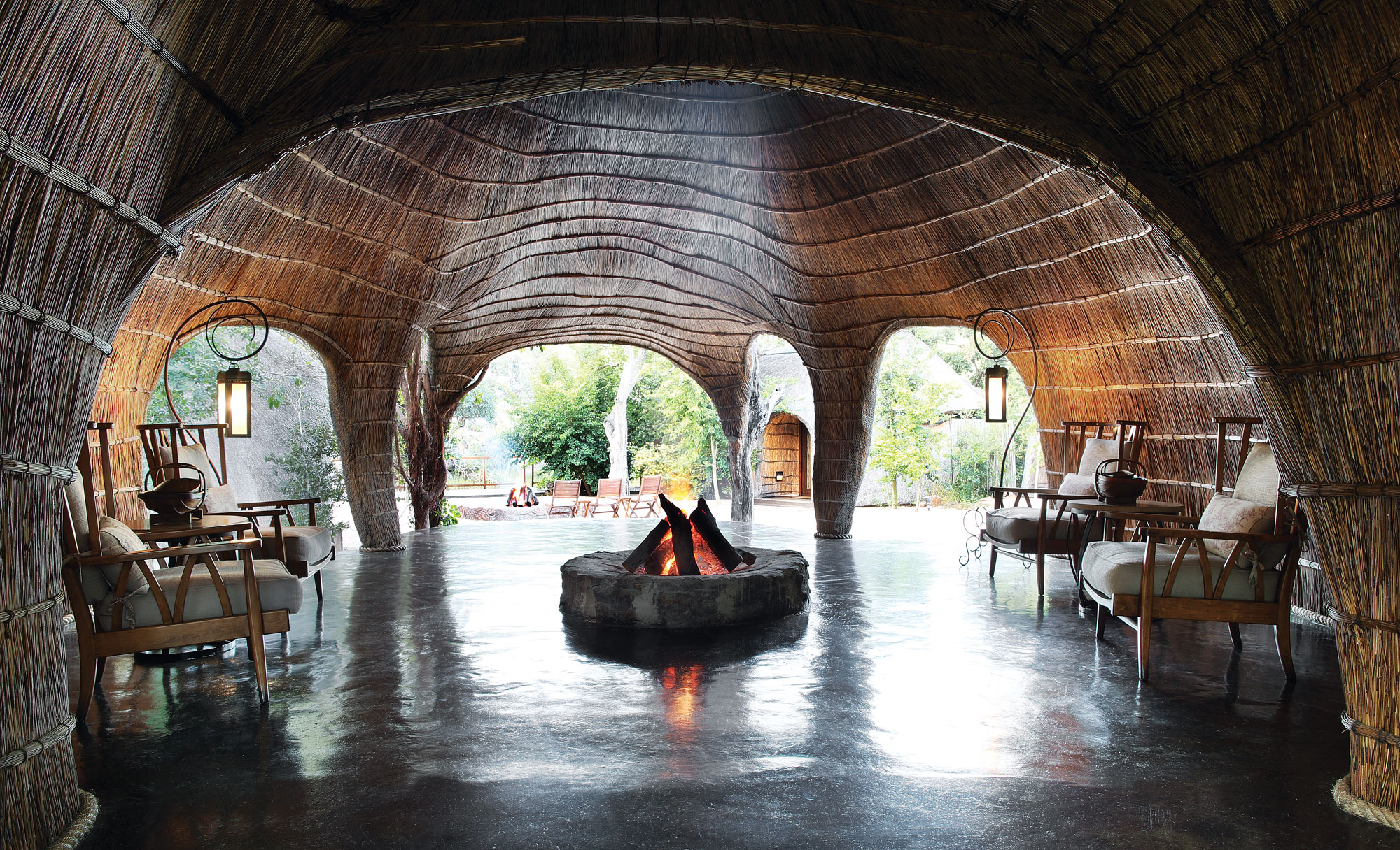 Khách sạn Shambala Private Game Reserve ở thị trấn Thị trấn Vaalwater, Nam Phi được xây dựng theo phong cách Zulu truyền thống với vật liệu từ thiên nhiên, lò sưởi và nghệ thuật điêu khắc trên gỗ. Khách sạn ở đây tạo ra những tiện nghi và giúp khách su lịch kết nối với 13Win. app không bị chặn xung quanh. Không gian tại sảnh khách sạn rất rộng và thoáng đãng. Thiết kế đơn giản nhưng phản ánh được cuộc sống thật ở Châu Phi. Đây cũng là nơi lý tưởng cho những ai yêu thích sự tĩnh lặng.