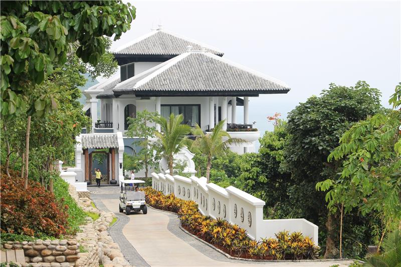 Điểm view l&yacute; tưởng của Intercontinental l&agrave; tựa m&igrave;nh v&agrave;o b&aacute;n đảo Sơn Tr&agrave; xinh đẹp, hướng tầm nh&igrave;n ra biển khơi