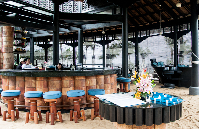 Kiến tr&uacute;c độc đ&aacute;o từ bar, nh&agrave; h&agrave;ng với đội ngũ đầu bếp chuy&ecirc;n nghiệp h&agrave;ng đầu đến từ nhiều nơi tr&ecirc;n thế giới