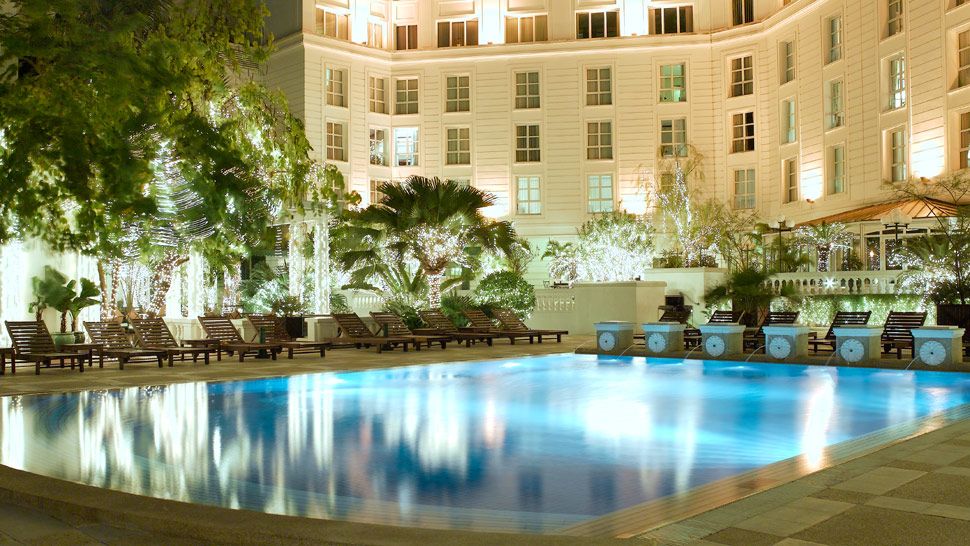 Bể bơi xa hoa trong kh&aacute;ch sạn Sofitel Legend Metropole