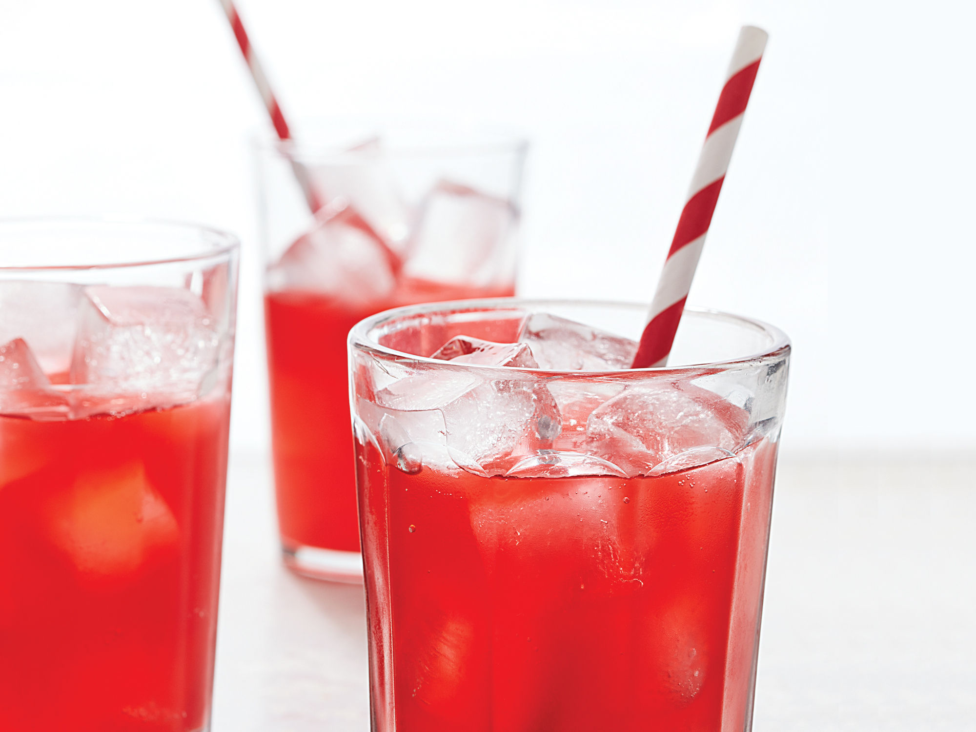 Nước soda c&oacute; chứa BPA l&agrave;m rối loạn chức năng sinh sản ở nam giới v&agrave; nữ giới