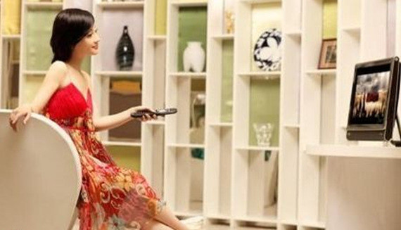 L&yacute; Tiểu Lộ thư th&aacute;i xem tivi trong nh&agrave;