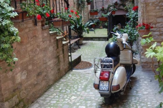 Ngỡ ng&agrave;ng trước thị trấn ngập sắc hoa đẹp như tranh vẽ ở Italia