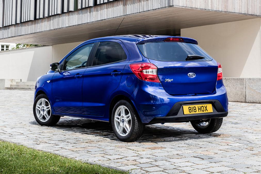 Do nằm ở ph&acirc;n kh&uacute;c gi&aacute; rẻ n&ecirc;n Ford Ka c&oacute; nội thất chỉ được l&agrave;m từ c&aacute;c vật liệu tiết kiệm chi ph&iacute; như nhựa cứng hay vải nỉ. Mặc d&ugrave; vậy, chiếc xe vẫn sở hữu hệ thống th&ocirc;ng tin giải tr&iacute; SYNC kh&aacute; hiện đại, tương tự chiếc EcoSport hiện nay. Ảnh: Tr&iacute; thức trẻ
