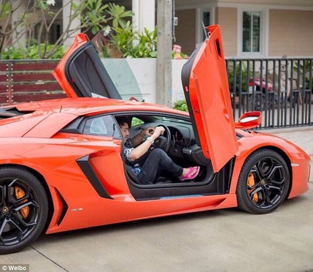 Những cậu ấm cô chiêu hầu hết đều nằm trong câu lạc bộ tay chơi siêu xe Sports Car Club. Ảnh: Weibo