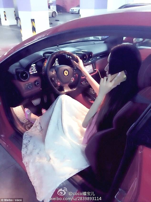 Họ dùng siêu xe Ferrari, Lamborghini, Maserati, Bentley, Aston Martin, Hummer đi dạo, đi mua sắm. Ảnh: Weibo