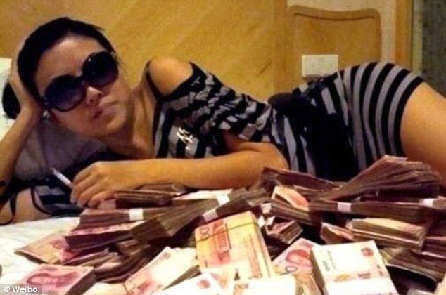 Ngủ trên cả núi tiền là những gì họ làm hàng ngày. Ảnh: Weibo