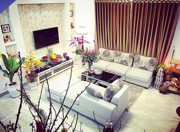 Ph&ograve;ng kh&aacute;ch được b&agrave;y biện ngăn nắp với bộ salon, tivi v&agrave; d&agrave;n loa sang trọng