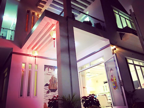 Căn nh&agrave; 2 tầng với thiết kế sang trọng, hiện đại nổi bật với m&agrave;u trắng bắt mắt
