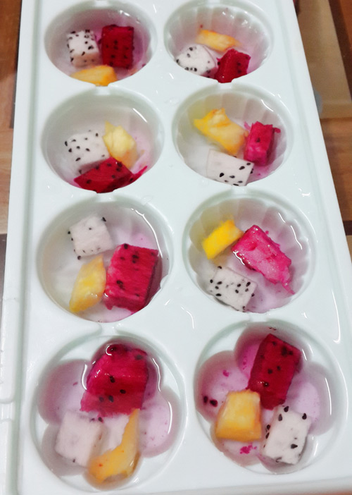 Cho hoa quả v&agrave; rau c&acirc;u v&agrave;o khu&ocirc;n