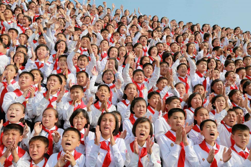 Học sinh Triều Tiên vui mừng chào đón nhà lãnh đạo Kim Jong Un đến tham dự buổi lễ mang tên 'Chúng ta hạnh phúc nhất thế giới' nhằm kỷ niệm 70 năm ngày thành lập Liên hiệp Trẻ em Triều Tiên Học sinh Triều Tiên vui mừng chào đón nhà lãnh đạo Kim Jong Un đến tham dự buổi lễ mang tên 'Chúng ta hạnh phúc nhất thế giới' nhằm kỷ niệm 70 năm ngày thành lập Liên hiệp Trẻ em Triều Tiên