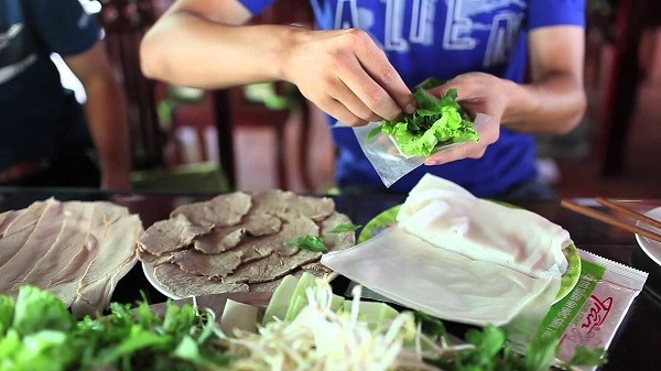 B&aacute;nh tr&aacute;ng thịt heo với rau sống tươi ngon, nước mắm trứ danh m&agrave; gi&aacute; th&agrave;nh hợp t&uacute;i tiền