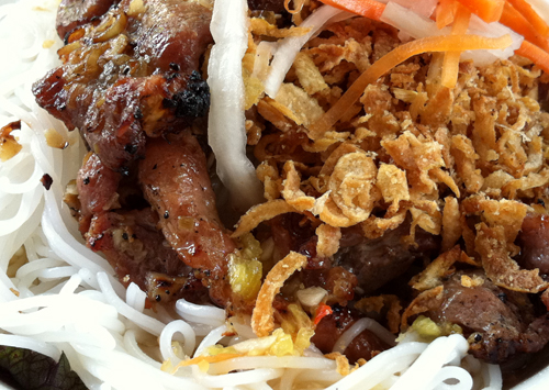 B&uacute;n thịt nướng cũng l&agrave; m&oacute;n ăn vừa ngon vừa rẻ ở Đ&agrave; Nẵng
