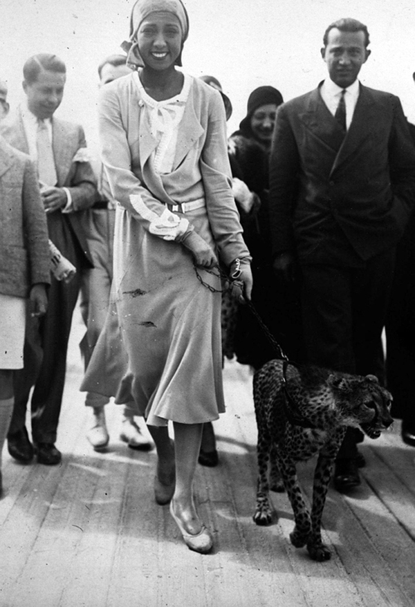 Vũ công, ca sĩ và cũng là diễn viên Josephine Baker và chú báo tên Chiquita. Chú báo này được đi cùng cô đến nhiều nơi, thậm chí ngủ trên giường cùng cô.