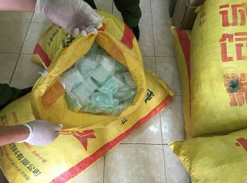 C&ocirc;ng an Lạng sơn đ&atilde; thu giữ nhiều ống thuốc k&iacute;ch th&iacute;ch gi&aacute; đỗ tăng trưởng lậu