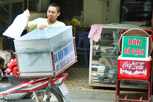  Mặc dù có rất nhiều cơ sở sản xuất nước đá “tinh khiết” nhưng người tiêu dùng không biết dựa vào tiêu chí nào để nhận biết sản phẩm an toàn. Ảnh: Pháp luật xã hội