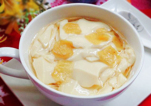 Nếu như trước đây, tào phớ chỉ đơn giản là một bát phớ thêm ít nước đường và vài ba viên đá thì ngày nay, tào phớ cũng được chế biến thành một món chè đủ vị. Tùy theo khẩu vị, người ăn có thể thêm vào đó vài viên thạch nhiều màu, trân châu giòn giòn, hạt é cùng vài loại trái cây xắt nhỏ như mít, dừa…