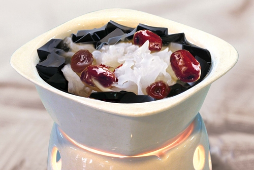 Quy linh cao (hay còn gọi cao quy linh) vốn là món ăn tráng miệng đặc sản của người Hoa. Cao quy linh truyền thống được làm từ khá nhiều thành phần, trong đó có thổ phục linh, bột mai rùa, cam thảo...