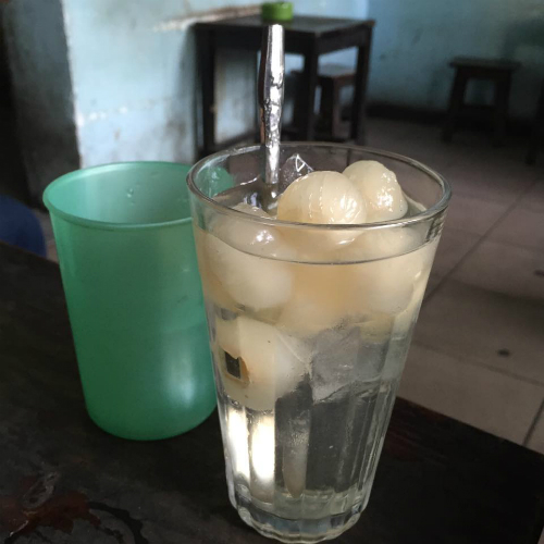 Giữa thời tiết khó chịu như thế, bạn sẽ cảm thấy mát mẻ hơn khi tự thưởng cho mình cốc nhãn lồng sen. Có khá nhiều nơi ở Hà Nội phục vụ món này, nhưng bạn có thể tìm đến Đinh, một quán cà phê cổ nổi tiếng nằm đối diện Hồ Gươm hoặc quán chè sen long nhãn trên đường Bát Đàn.
