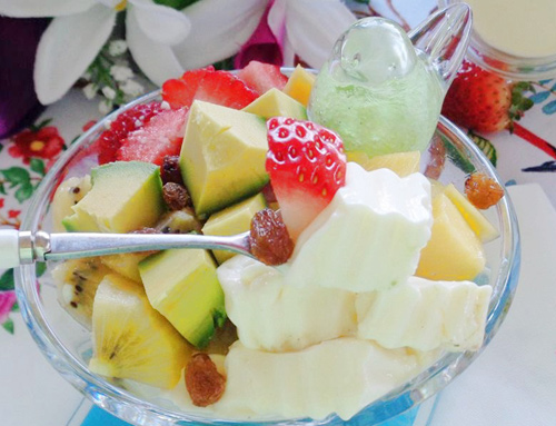 Cũng mang vị ngọt, chua pha lẫn và thơm dịu tương tự sữa chua thông thường, nhưng sữa chua dẻo lạ miệng hơn. Sữa được pha cùng getatine, cô lại dẻo quánh, xắt được thành viên như thạch, khi ăn tan dần trong miệng rất hấp dẫn.