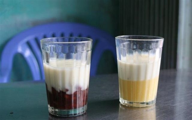 Rất nhiều người thích sữa chua đóng hộp nhưng cũng rất nhiều người bị nghiền món sữa chua tự làm. Nếu bạn muốn thưởng thức những cốc sữa chua tự làm siêu ngon thì đừng quên ghé vào ngõ Tự Do, ngay sau kí túc xá Kinh tế Quốc dân.