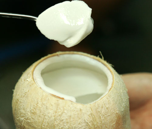 Thạch và kem trái dừa cũng là một trong những món ăn khá đắt hàng ngày nắng nóng. Thạch dừa sương sa được đựng trong một trái dừa non, nhìn qua đã thấy hấp dẫn. Khi ăn có thể vừa xắt nhỏ miếng thạch, vừa nạo thêm phần cùi dừa non mềm mềm, thơm ngọt ăn kèm. Ngoài thạch dừa nguyên bản, còn có thêm loại thạch dừa vị sầu riêng cũng được nhiều người ưa chuộng.