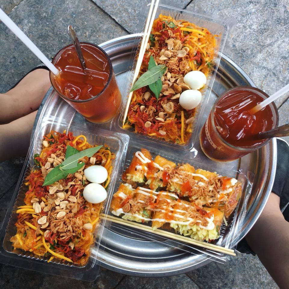Bánh tráng trộn, bánh tráng cuốn - Số 3 Nguyễn Siêu, Hoàn Kiếm - 20.000/suất.